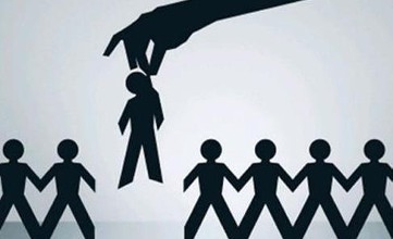 一、找机会结识优质人才并建立联系 人才搜寻是猎头的基本功,却也常常是区分顶尖顾问和初级猎头的分水岭。 顶尖顾问绝不会以人才库数量作为炫耀的资本,而初级猎头则把简历量当成BD的敲门砖。 顶尖顾问可以在短时间内从无到有完成目标人才Mapping并提供寻访报告,而初级猎头只会上猎聘搜简历。 顶尖顾问以搜寻技巧为骄傲,将Cold Call视为艺术,对各类渠道如数家珍,而初级猎头仅会抱着现成的List打不超过三句话的CC。 二、面试并判断候选人的能力水准 顶尖的猎头会通过各种渠道了解候选人的情况,并且会做很多的调查,确定候选人的真实情况。这是大企业最放心的。而初级猎头只会简单的在网上了解情况,最好打cc跟候选人电话沟通,这样基本没有更多的依据性,所了解到的都是候选人说的,自己没有一个衡量的标准 三、准确掌控人选的诉求和动机 绝大部分的初级猎头只会看着手上的职位,找到一个不错的候选人就尽力去促成这份offer,一切以offer为准,根本不了解候选人的需求跟发展方向,一般这种候选人入职几个月就提出辞职。为什么?还不是候选人不满意,更主要的是初级猎头没有深入的了解到候选人的诉求 顶级猎头,他会先摸清楚候选人的职业规划、发展方向,最后把企业跟个人的情况相互对比,看是否合适 四、与优秀人才保持沟通 猎头最重要的竞争力,不是简历资源,而是与他人的信任关系。简历可以通过搜寻获得,甚至可以买,但信任只能由时间积累。 顶尖顾问以交朋友的心态结识候选人和HR,朋友是不会上来第一句就谈生意的,而初级猎头只把你当成赚钱的对象。 顶尖顾问会记住每一个他重视的人才,在通讯录中备注好姓名和职业背景,而初级猎头加你微信后,过了两个月就忘记你是谁了。 顶尖顾问会与人选保持定期沟通,了解对方的动向和想法,而初级猎头要么不会回访,要么像机械人一样群发无意义的节日祝福。